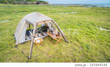 キャンプ ソロキャンプ 野営 無骨 自然 絶景 コピースペース 海辺 一人キャンプ 草原 103944148
