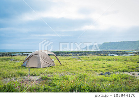 キャンプ ソロキャンプ 野営 無骨 自然 絶景 コピースペース 海辺 一人キャンプ 草原 青空 キャンプ ソロキャンプ 野営 無骨 自然 絶景 コピースペース 海辺 一人キャンプ 草原 青空 103944170