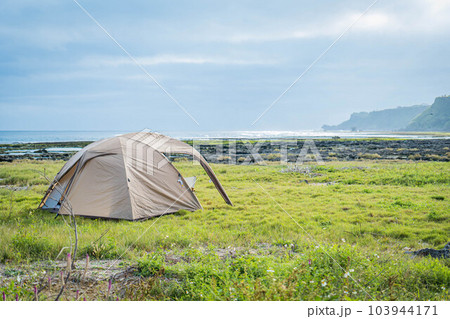 キャンプ ソロキャンプ 野営 無骨 自然 絶景 コピースペース 海辺 一人キャンプ 草原 青空 103944171