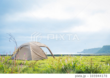 キャンプ ソロキャンプ 野営 無骨 自然 絶景 コピースペース 海辺 一人キャンプ 草原 青空 103944178