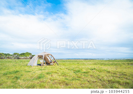 キャンプ ソロキャンプ 野営 無骨 自然 絶景 コピースペース 海辺 一人キャンプ 草原 青空 103944255