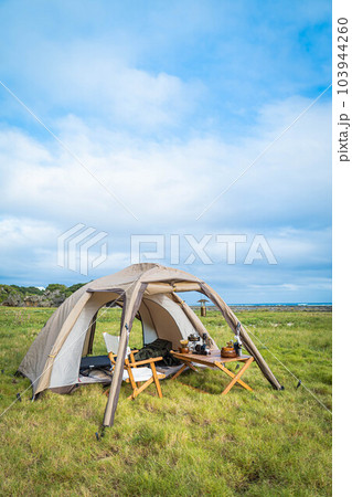 キャンプ ソロキャンプ 野営 無骨 自然 絶景 コピースペース 海辺 一人キャンプ 草原 青空 103944260