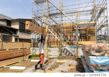 住宅新築工事　梁の吊上げ 103945776