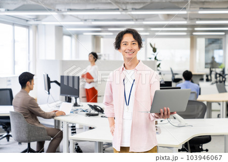 オフィスで働く若いエンジニアの男性 103946067