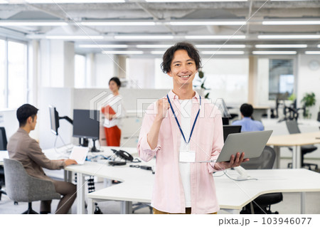 オフィスで働く若いエンジニアの男性 オフィスで働く若いエンジニアの男性 103946077