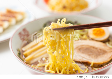 醤油ラーメンと餃子とチャーハン 醤油ラーメンと餃子とチャーハン 103946595