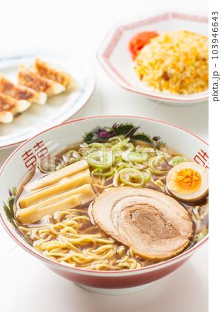 醤油ラーメンと餃子とチャーハン 103946643