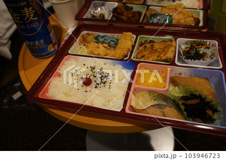 お弁当とビールで夕飯 103946723