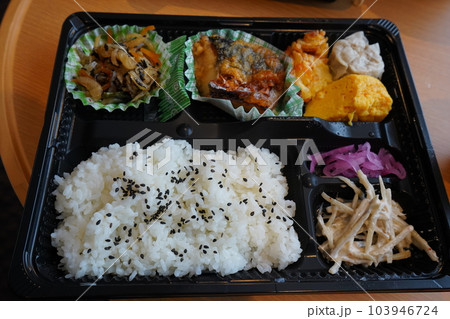 朝から揚げ物が多いお弁当 103946724