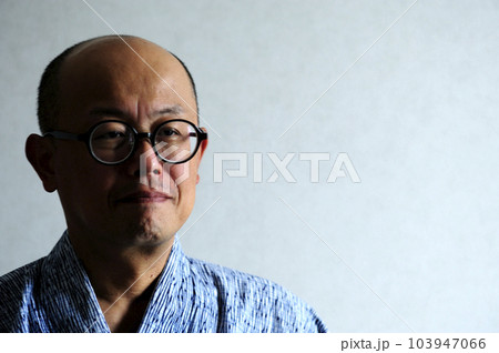 浴衣で寛ぐ中年男性 浴衣で寛ぐ中年男性 103947066