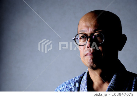 浴衣で寛ぐ中年男性 浴衣で寛ぐ中年男性 103947078