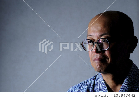 浴衣で寛ぐ中年男性 浴衣で寛ぐ中年男性 103947442