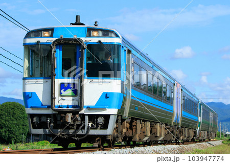 JR四国 特急「剣山」（キハ185系）の写真素材 [103947774] - PIXTA