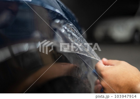 The master in the car service cuts the protective cutter. The master in the car service cuts the protective cutter. 103947914