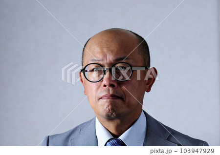 寂しい中年男性 103947929