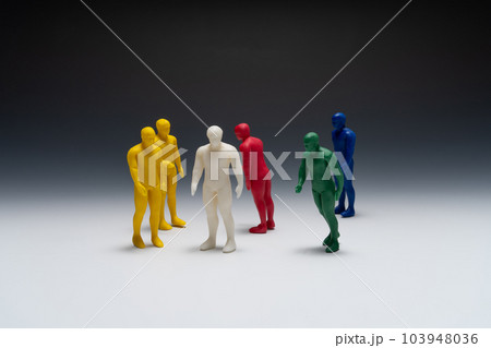 たくさんの人形 たくさんの人形 103948036