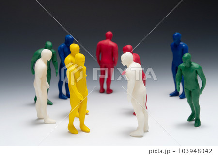 たくさんの人形　 103948042