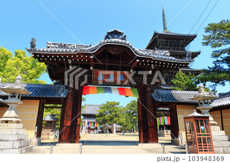 【香川県】四国霊場「第75番札所」総本山善通寺(南大門と五重塔) 【香川県】四国霊場「第75番札所」総本山善通寺(南大門と五重塔) 103948369