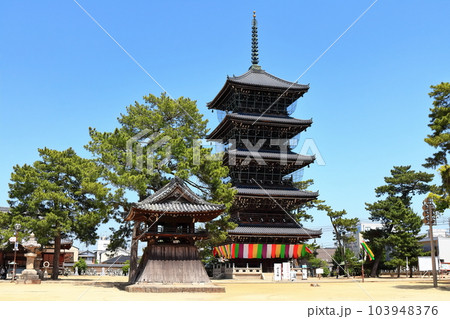 【香川県】四国霊場「第75番札所」総本山善通寺(五重塔と鐘楼) 【香川県】四国霊場「第75番札所」総本山善通寺(五重塔と鐘楼) 103948376