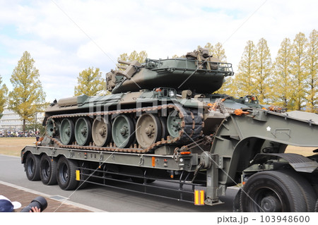 トレーラに積載された陸上自衛隊の74式戦車 103948600