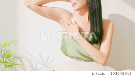 asian female touch armpit 103948912