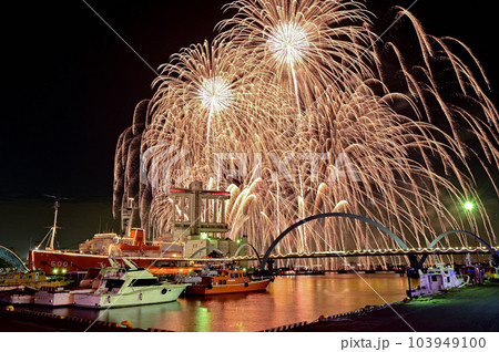 【愛知】名港水上芸術花火。ダイナミックで迫力のある花火に魅了されました。 【愛知】名港水上芸術花火。ダイナミックで迫力のある花火に魅了されました。 103949100