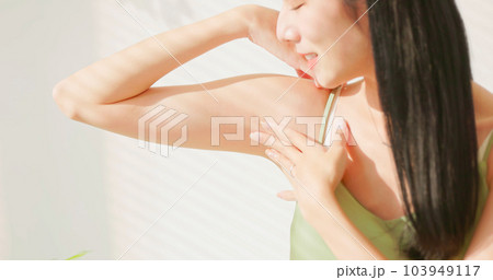asian female touch armpit 103949117