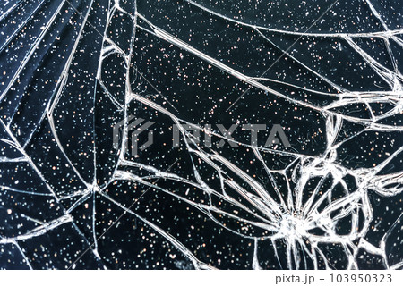 バイクから落として画面の割れたスマホの液晶画面 103950323