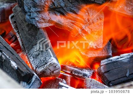 燃える炭（バーベキュー・焚き木・アウトドアイメージ） 103950878