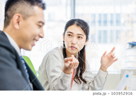 オフィスで打ち合わせをするビジネスパーソン 103952916
