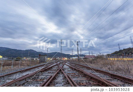 線路 踏切 美祢線 ローカル線 ディーゼルカー 厚狭駅 美祢 線路 踏切 美祢線 ローカル線 ディーゼルカー 厚狭駅 美祢 103953028