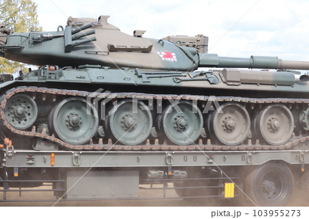 トレーラで運搬される陸上自衛隊の74式戦車 103955273