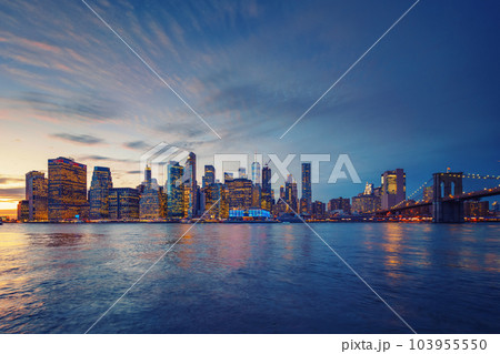 View on Manhattan at duskの写真素材 [103955550] - PIXTA