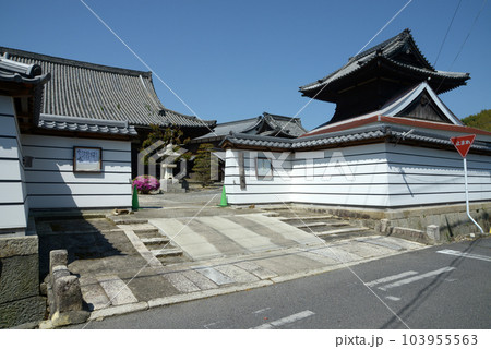 仏光寺八幡別院　入口と太鼓楼　滋賀県近江八幡市 103955563