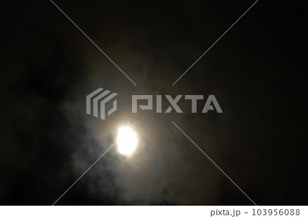 北杜市白州町、月齢10.5群雲に見え隠れする月 北杜市白州町、月齢10.5群雲に見え隠れする月 103956088