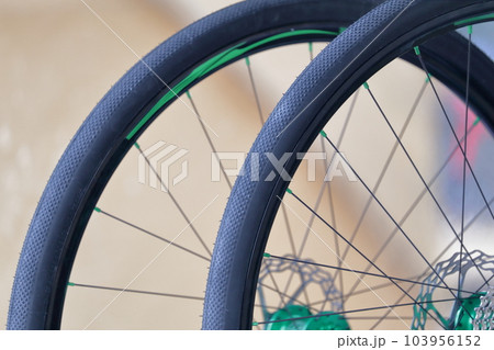 競技用の前輪タイヤ 103956152