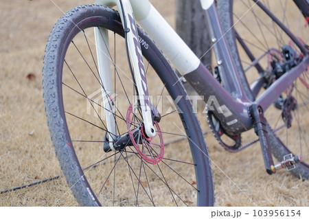 競技用自転車の前輪タイヤ 競技用自転車の前輪タイヤ 103956154