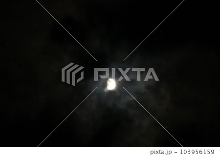 北杜市白州町、月齢10.5群雲に見え隠れする月 103956159