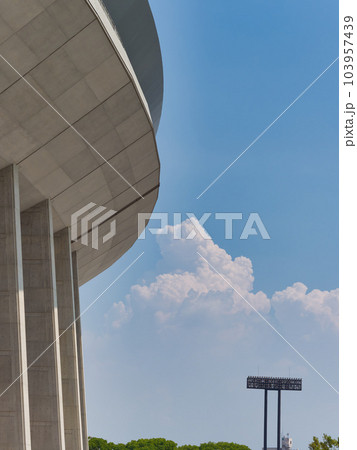 夏の空とスタジアムの壁 103957439