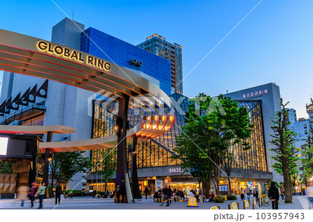 東京　豊島区　池袋西口の都市風景　池袋西口公園 103957943