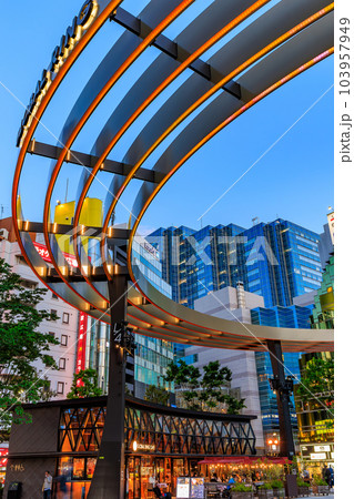 東京　豊島区　池袋西口の都市風景　池袋西口公園 103957949