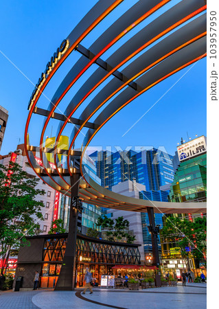 東京　豊島区　池袋西口の都市風景　池袋西口公園 103957950