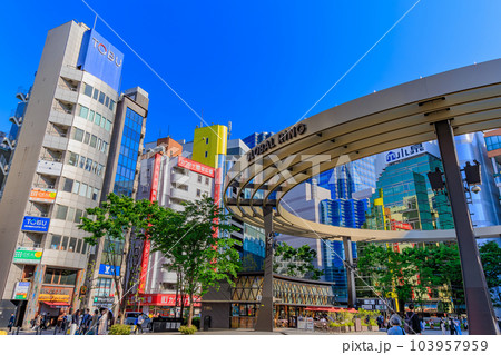 東京　豊島区　池袋西口の都市風景　池袋西口公園 103957959