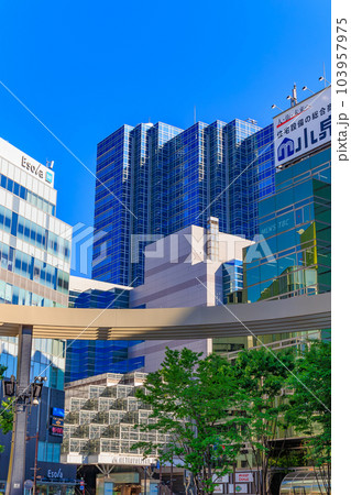 東京　豊島区　池袋西口の都市風景　池袋西口公園 103957975