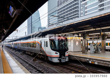 【名古屋駅】発車を待つ特急ひだ1号 103957988