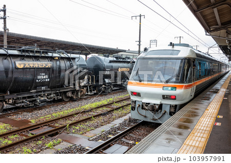 【四日市駅】特急南紀と貨物列車の出会い 103957991