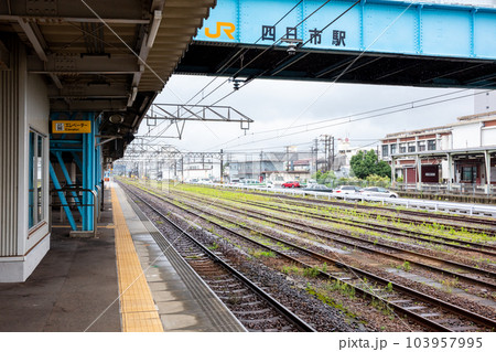 【四日市駅】跨線橋と広い発着線と駅舎 【四日市駅】跨線橋と広い発着線と駅舎 103957995