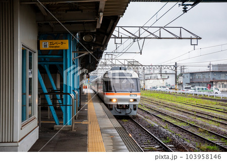 【四日市駅】2番線に到着する特急南紀2号 103958146