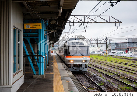 【四日市駅】2番線に到着する特急南紀2号 【四日市駅】2番線に到着する特急南紀2号 103958148