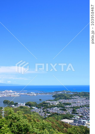 クルーズ客船と浦戸大橋を比べる (高知県 鷲尾山山頂より) クルーズ客船と浦戸大橋を比べる (高知県 鷲尾山山頂より) 103958467